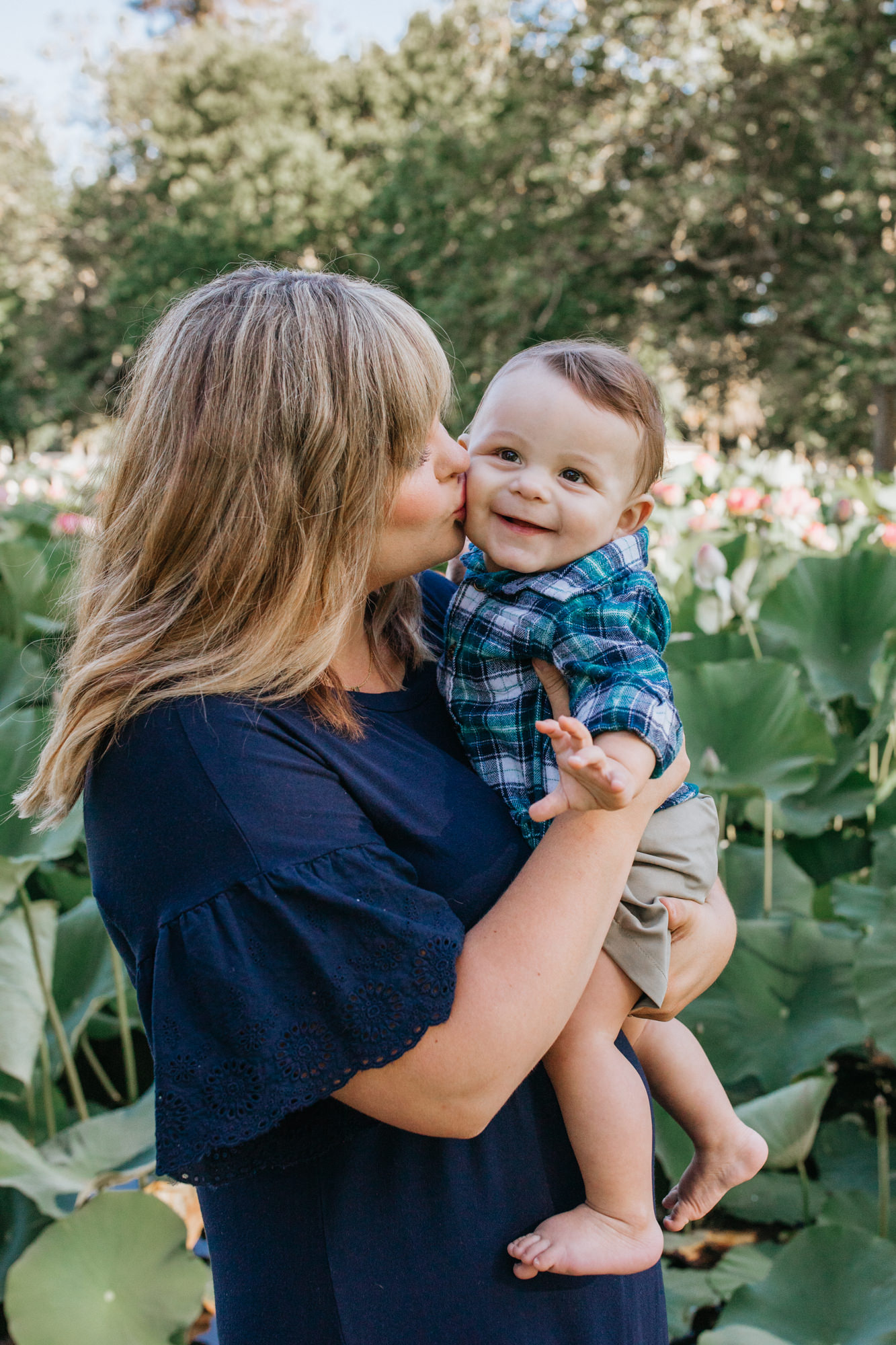 Sacramento Family Photoshoot NorCal Family photo Land park pond family photos Family photoshoot outfit inspiration family photoshoot posing inspo outside family photos mother son kiss photos infant photography Sac baby photos Sacramento California baby photo session Rachel Christopherson Photography