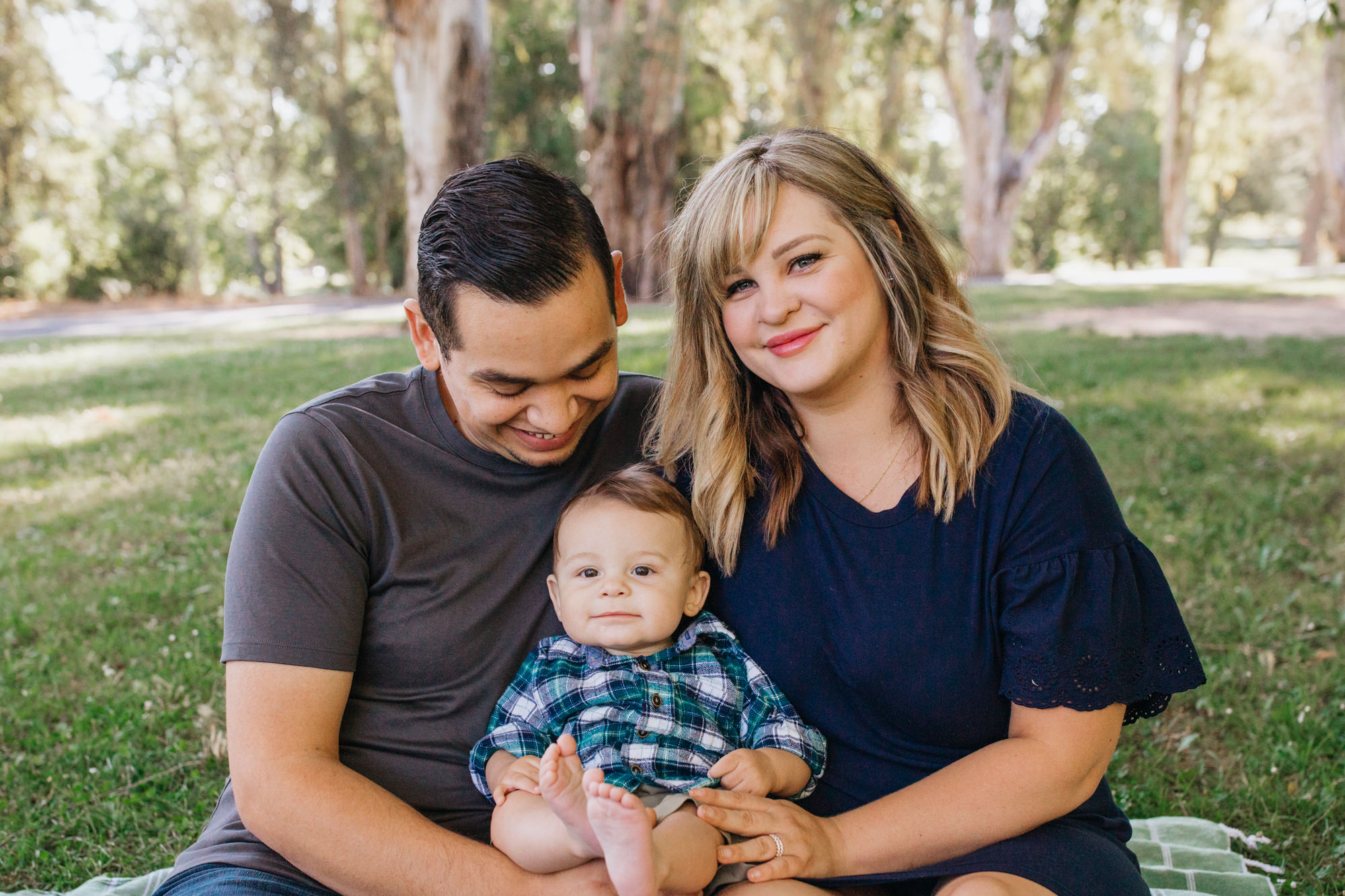 Sacramento Family Photoshoot NorCal Family photos Land park picnic family photos Family photoshoot outfit inspiration family photoshoot posing inspo outside family photos family of three infant photography Sac baby photos Sacramento California baby photo session Rachel Christopherson Photography