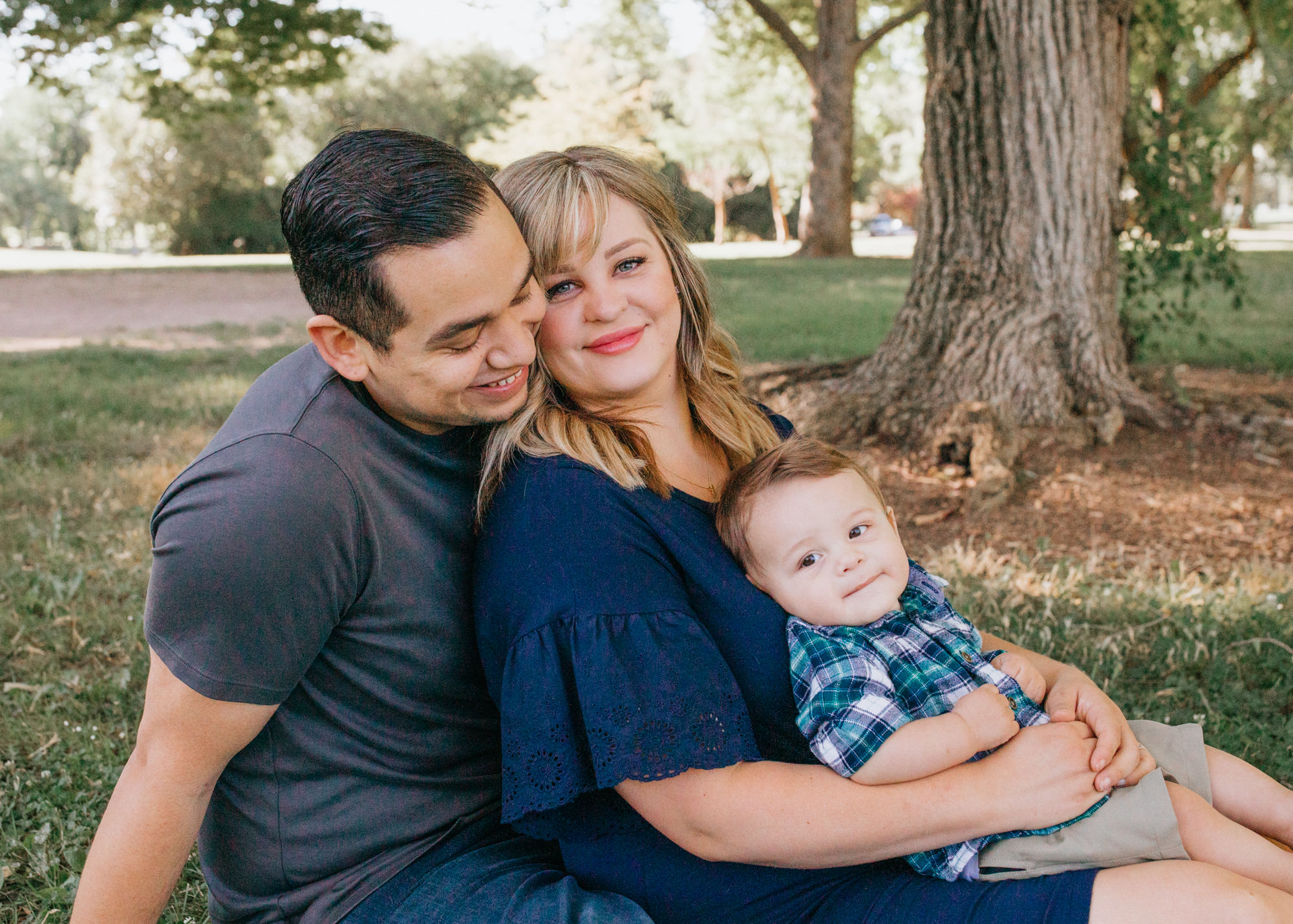 Sacramento Family Photoshoot NorCal Family photos Land park family photos Family photoshoot outfit inspiration family photoshoot sitting posing inspo outside family photos family of three infant photography Sac baby photos Sacramento California baby photo session Rachel Christopherson Photography