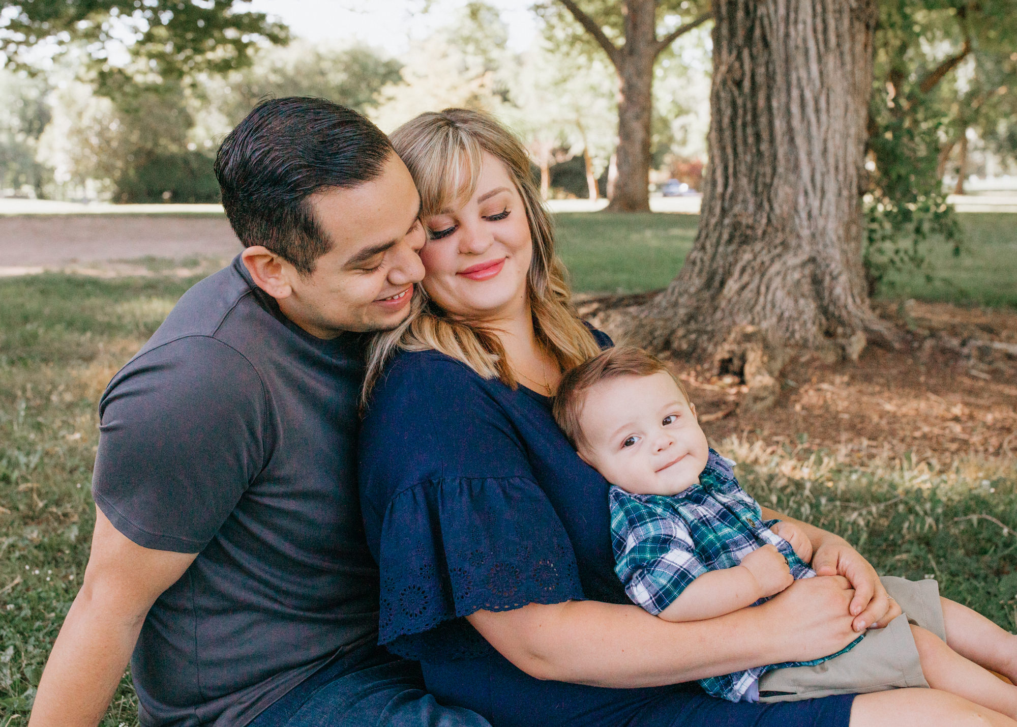 Sacramento Family Photoshoot NorCal Family photos Land park family photos Family photoshoot outfit inspiration family photoshoot sitting posing inspo outside family photos family of three infant photography Sac baby photos Sacramento California baby photo session Rachel Christopherson Photography
