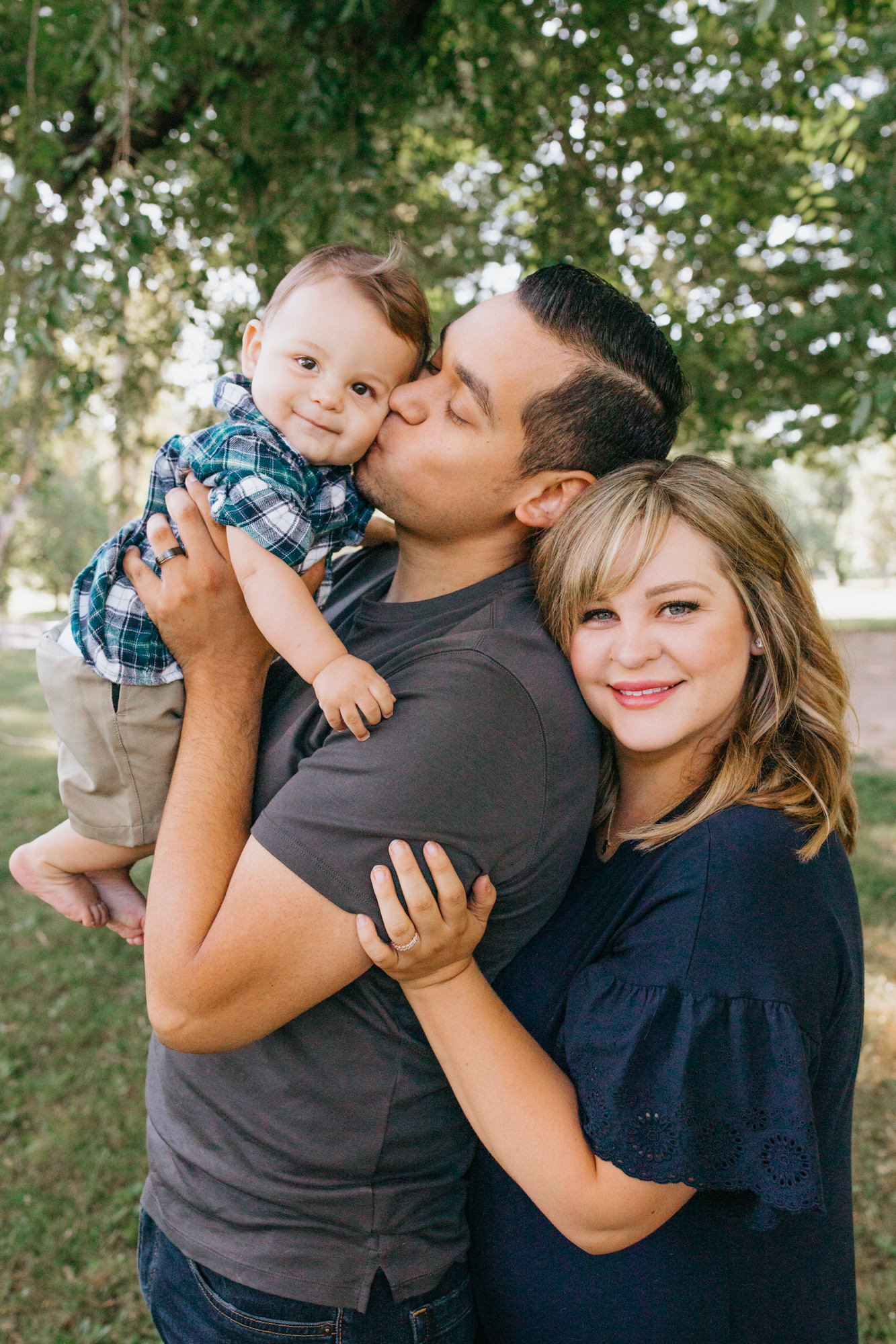 Sacramento Family Photoshoot NorCal Family photos Land park family photos Family photoshoot outfit inspiration family photoshoot posing inspo outside family photos family of three infant photography Sac baby photos Sacramento California baby photo session Rachel Christopherson Family Photography