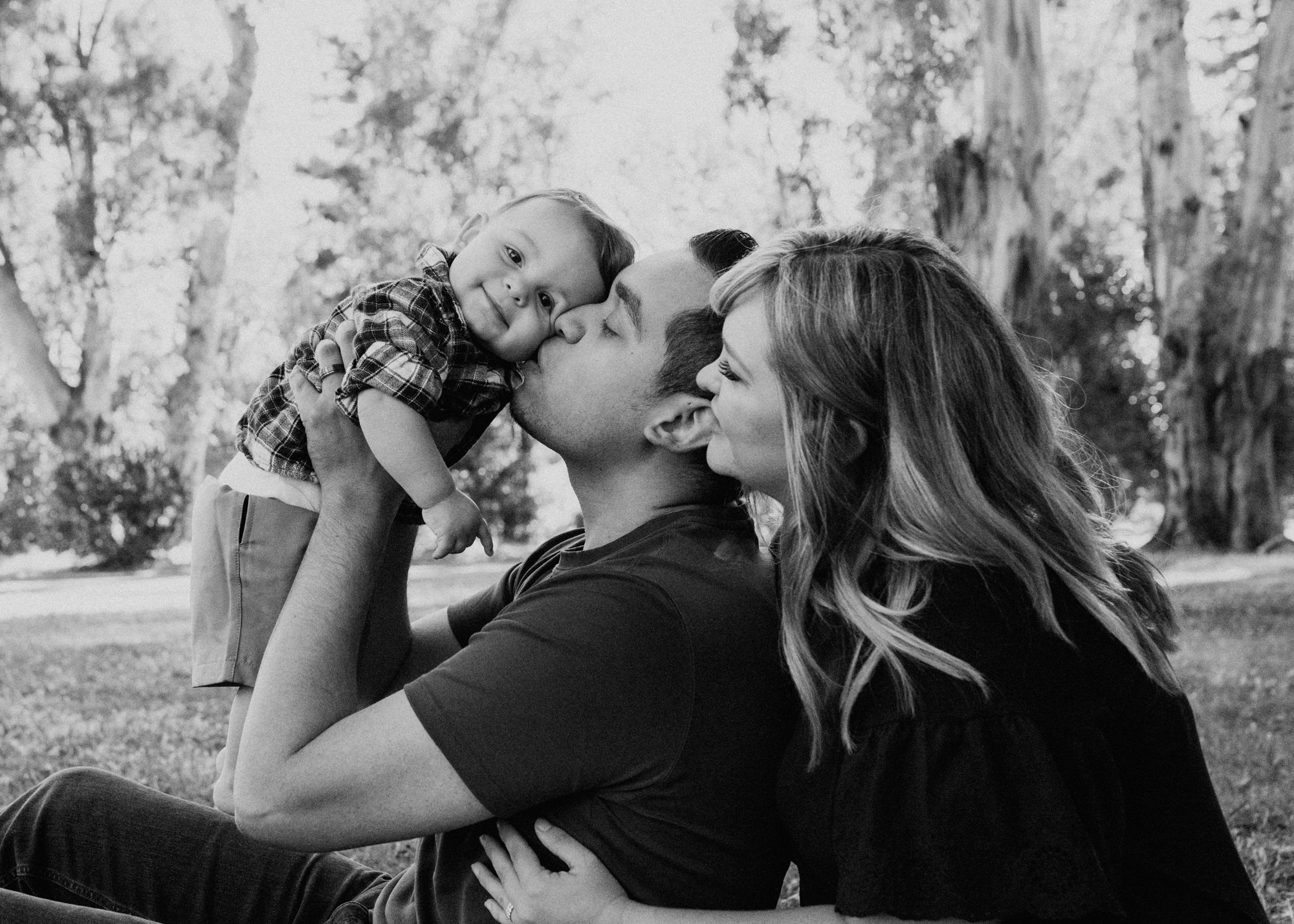 Sacramento Family Photoshoot NorCal Family photos Land park family photos Family photoshoot outfit inspiration family photoshoot candid posing inspo outside family photos family of three infant photography Sac baby photos Sacramento California baby photo session Rachel Christopherson Photography black and white family photos 