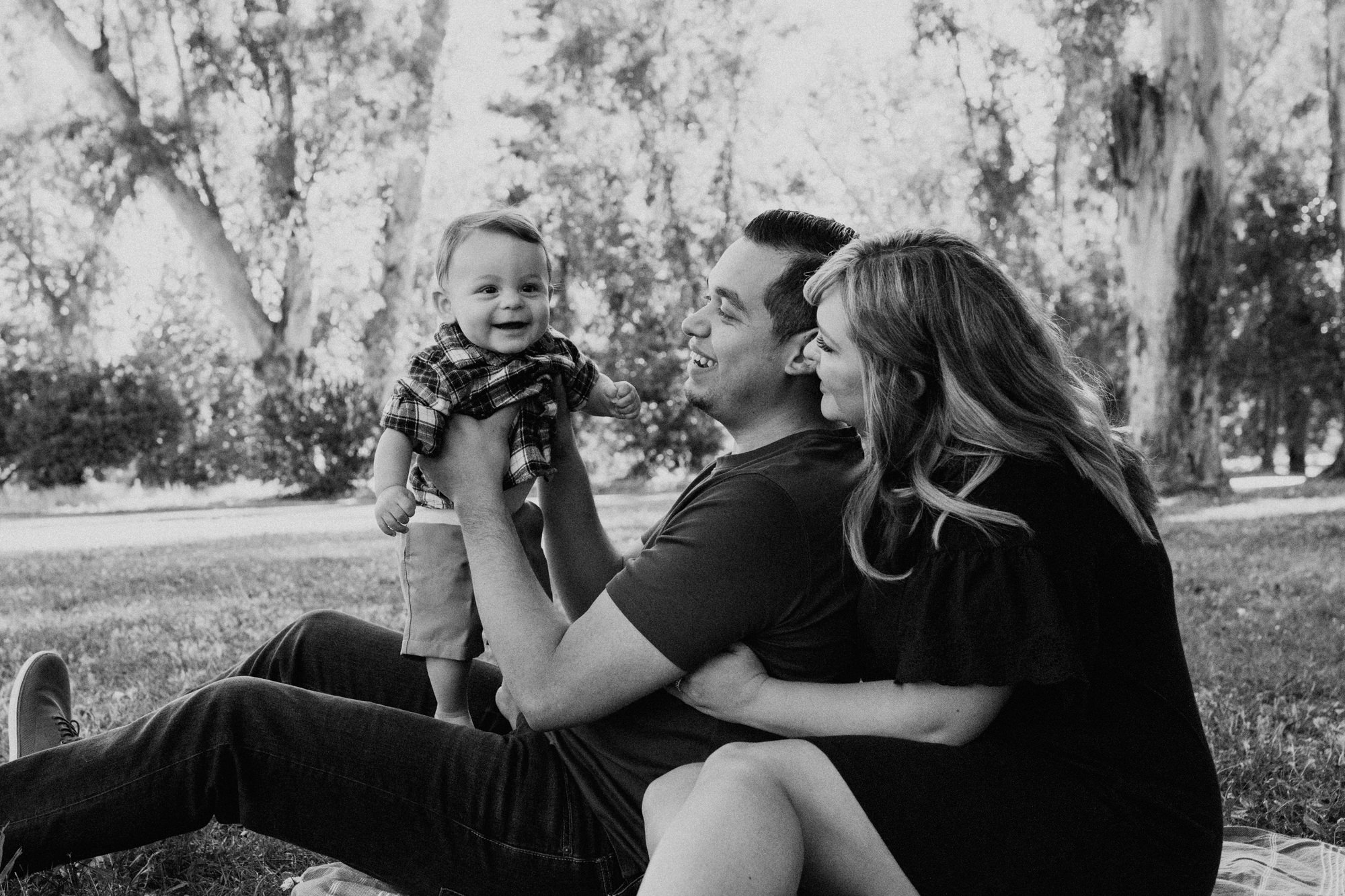 Sacramento Family Photoshoot NorCal Family photos Land park family photos Family photoshoot outfit inspiration family photoshoot natural posing inspo outside family dog photos family infant photography Sac baby photos Sacramento California baby photo session Rachel Christopherson Photography black and white family photos