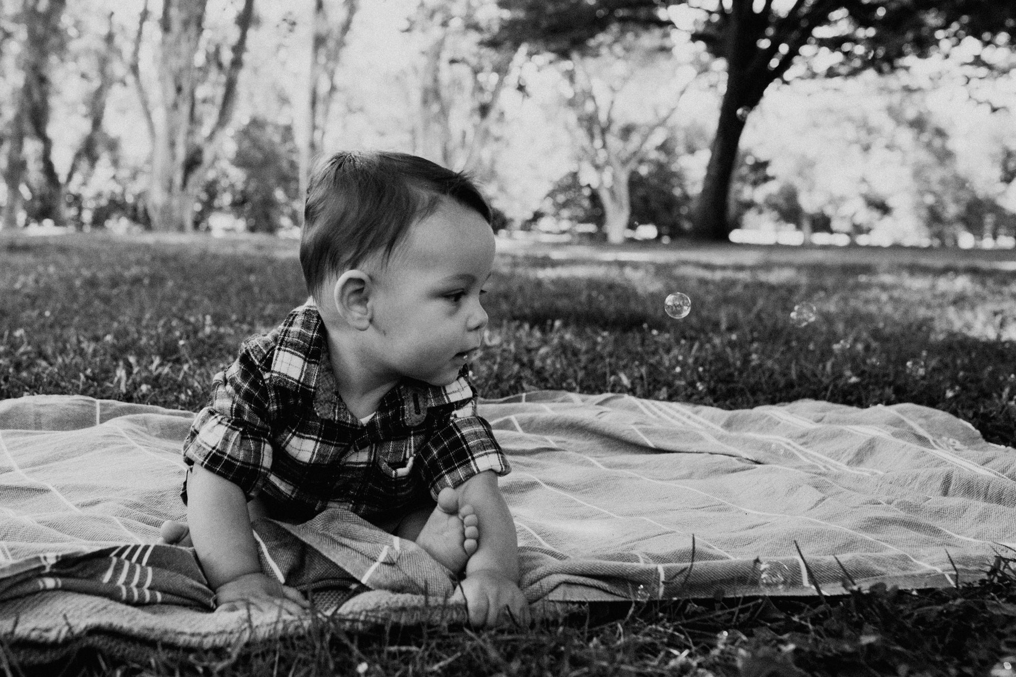 Sacramento Family Photoshoot NorCal Family photos Land park baby photos baby photoshoot outfit inspiration baby photoshoot natural posing inspo family infant photography Sac baby photos Sacramento California baby photoshoot Rachel Christopherson Photography baby with bubbles photoshoot black and white