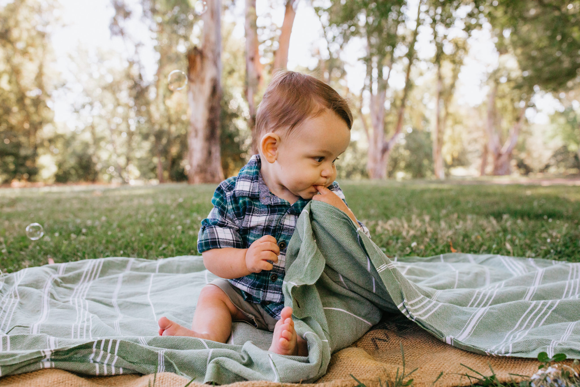 Sacramento Family Photoshoot NorCal Family photos Land park baby photos baby photoshoot outfit inspiration baby photoshoot natural posing inspo family infant photography Sac baby photos Sacramento California baby photoshoot Rachel Christopherson Photography baby with bubbles photoshoot
