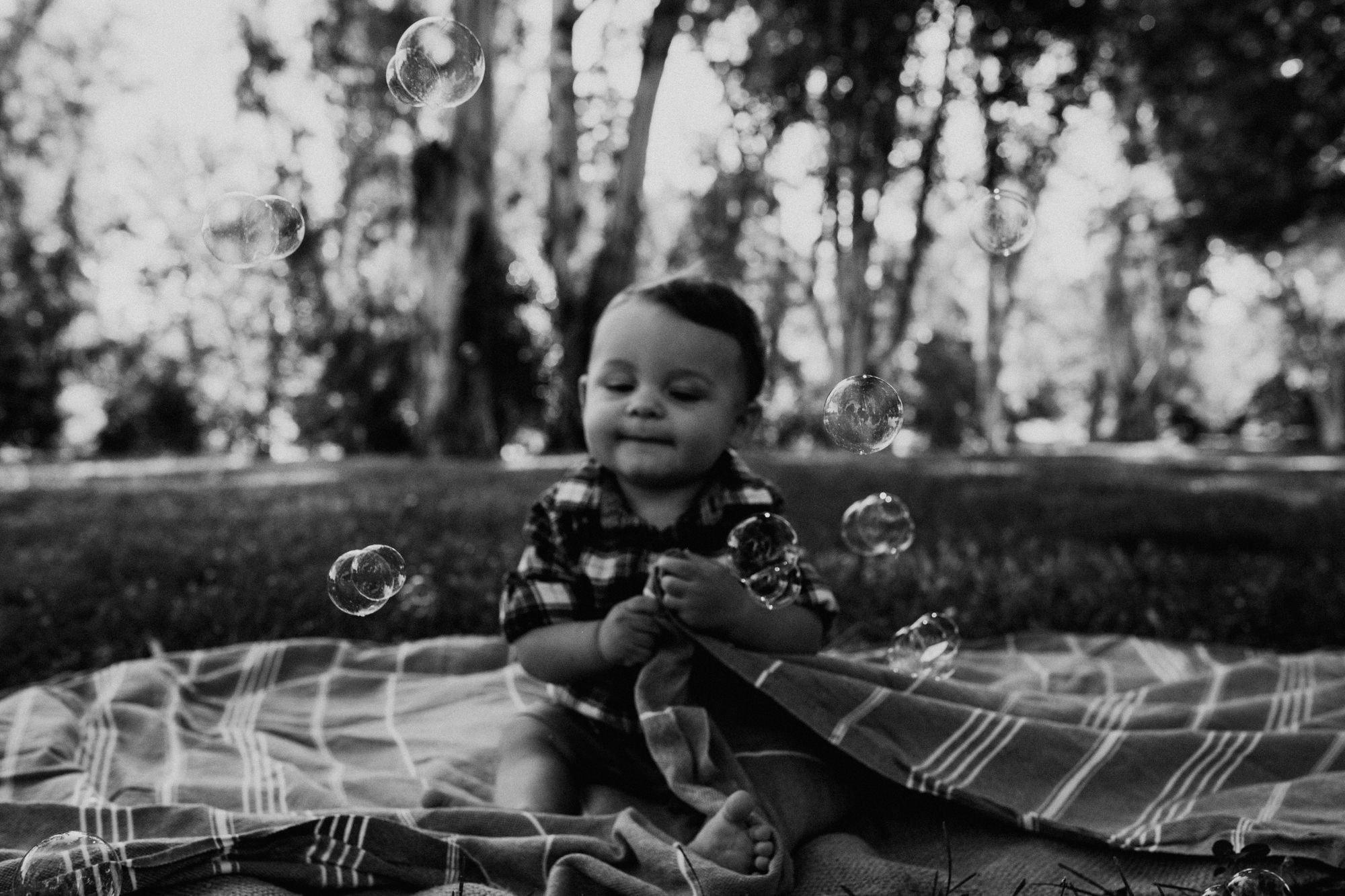 Sacramento Family Photoshoot NorCal Family photos Land park baby photos baby photoshoot outfit inspiration baby photoshoot natural posing inspo family infant photography Sac baby photos Sacramento California baby photoshoot Rachel Christopherson Photography baby with bubbles photoshoot black and white