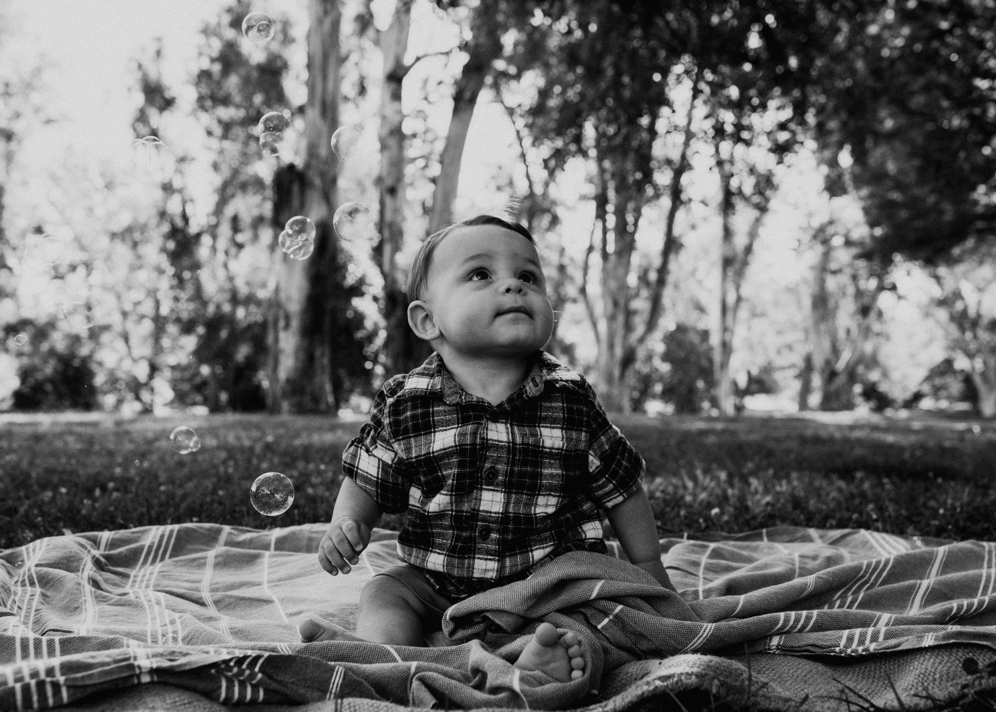 Sacramento Family Photoshoot NorCal Family photos Land park baby photos baby photoshoot outfit inspiration baby photoshoot natural posing inspo family infant photography Sac baby photos Sacramento California baby photoshoot Rachel Christopherson Photography baby with bubbles photoshoot black and white