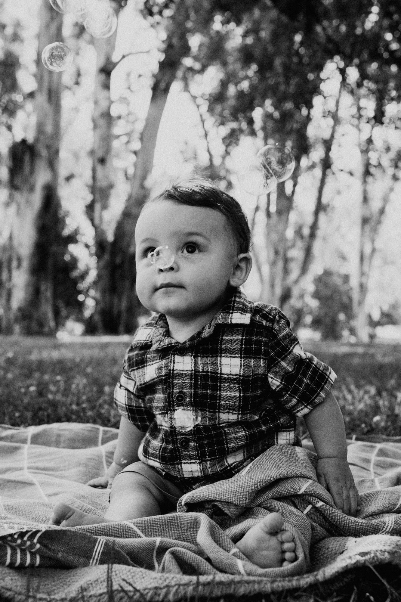 Sacramento Family Photoshoot NorCal Family photos Land park baby photos baby photoshoot outfit inspiration baby photoshoot natural posing inspo family infant photography Sac baby photos Sacramento California baby photoshoot Rachel Christopherson Photography baby with bubbles photoshoot black and white