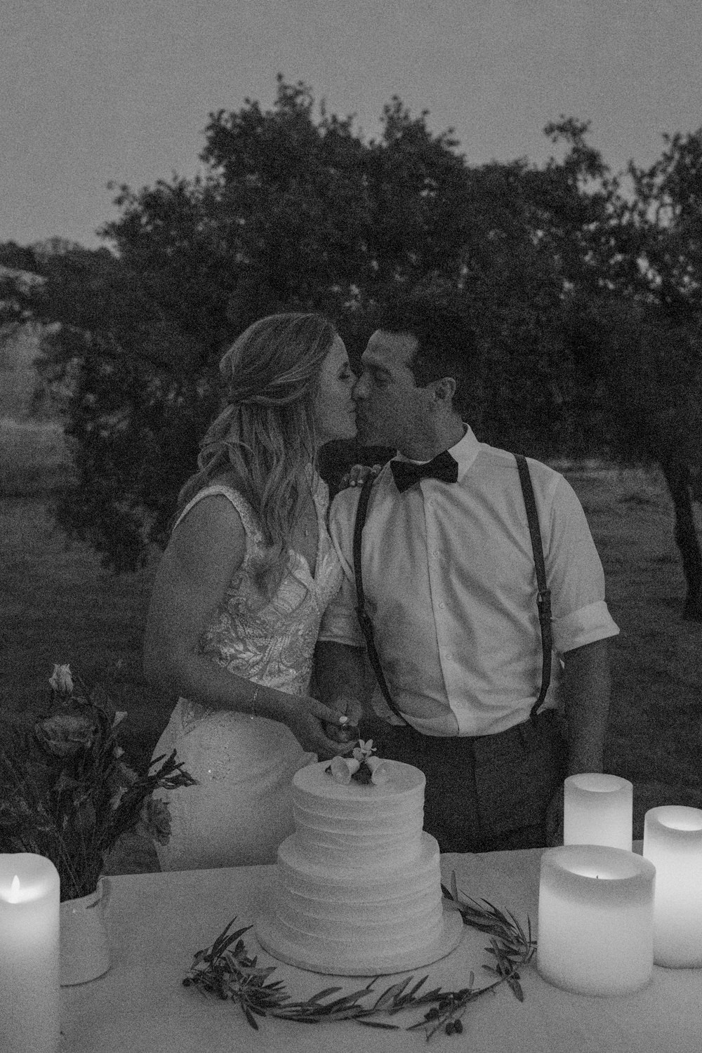 Sonoma micro wedding / winery micro wedding / Sonoma elopement / Sonoma intimate wedding / Sonoma California micro wedding / villa estate wedding / how to have a micro wedding / tips for planning a micro wedding / best places to have a micro wedding in Northern California / Rachel Christopherson Photography  / intimate wedding cake cutting 