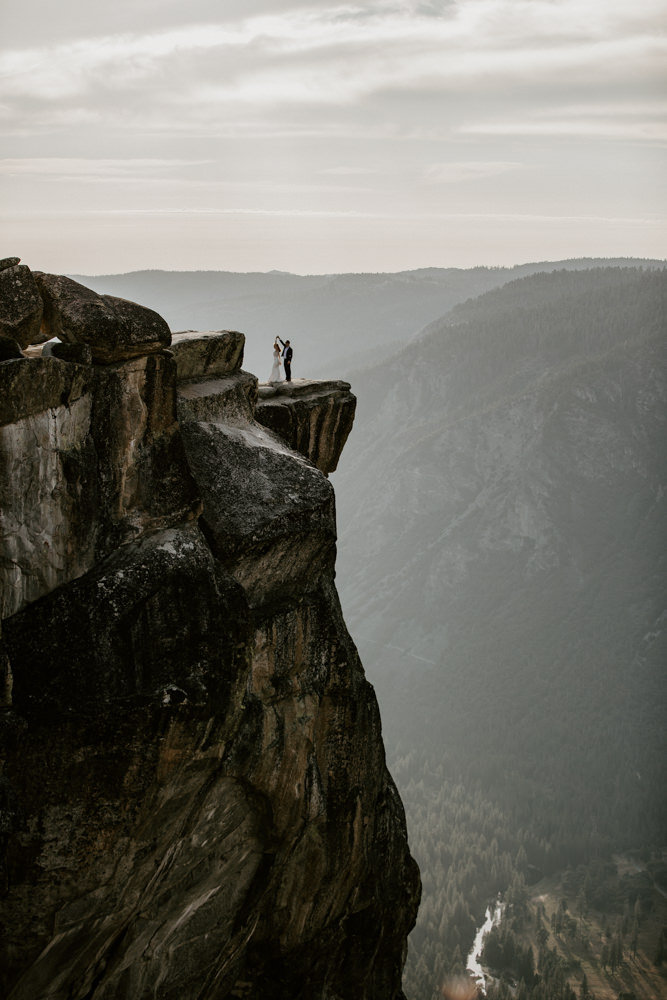 Yosemite Taft Point elopement / Yosemite adventure elopement / taft point elopement / best places to elope in California / Yosemite micro wedding / Yosemite intimate wedding / taft point micro wedding / taft point wedding / adventure elopement Inspo  / Yosemite wedding Inspo / adventurous California elopement / tips for eloping at taft point / Rachel Christopherson Photography