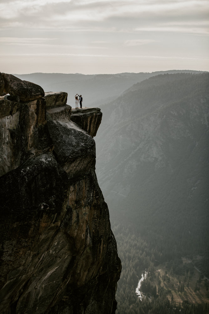 Yosemite Taft Point elopement / Yosemite adventure elopement / taft point elopement / best places to elope in California / Yosemite micro wedding / Yosemite intimate wedding / taft point micro wedding / taft point wedding / adventure elopement Inspo  / Yosemite wedding Inspo / adventurous California elopement / tips for eloping at taft point / Rachel Christopherson Photography