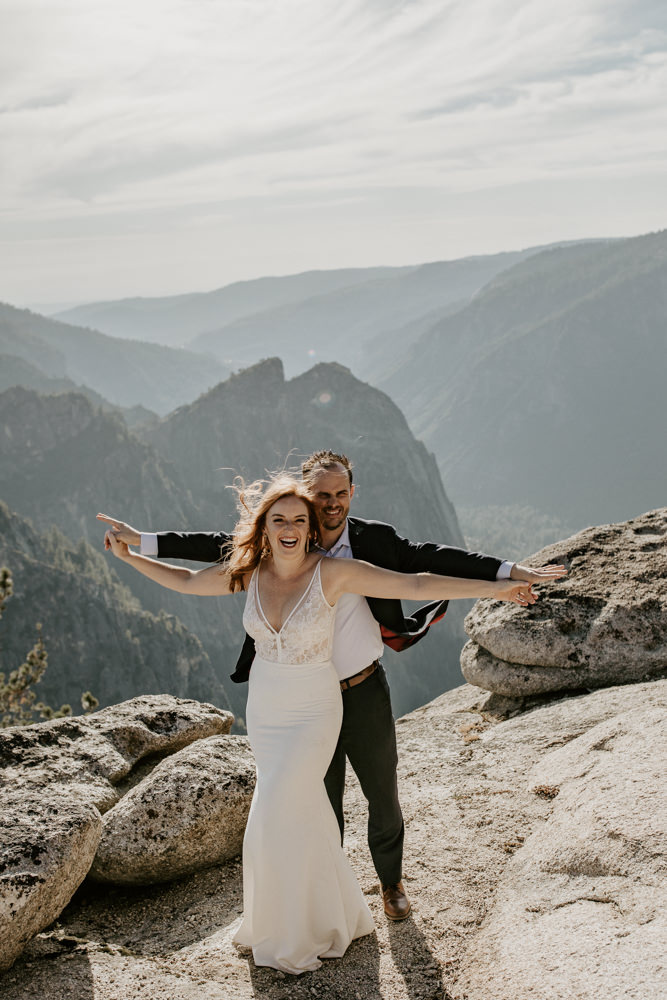 Yosemite Taft Point elopement / Yosemite adventure elopement / taft point elopement / best places to elope in California / Yosemite micro wedding / Yosemite intimate wedding / taft point micro wedding / taft point wedding / adventure elopement Inspo  / Yosemite wedding Inspo / adventurous California elopement / tips for eloping at taft point 