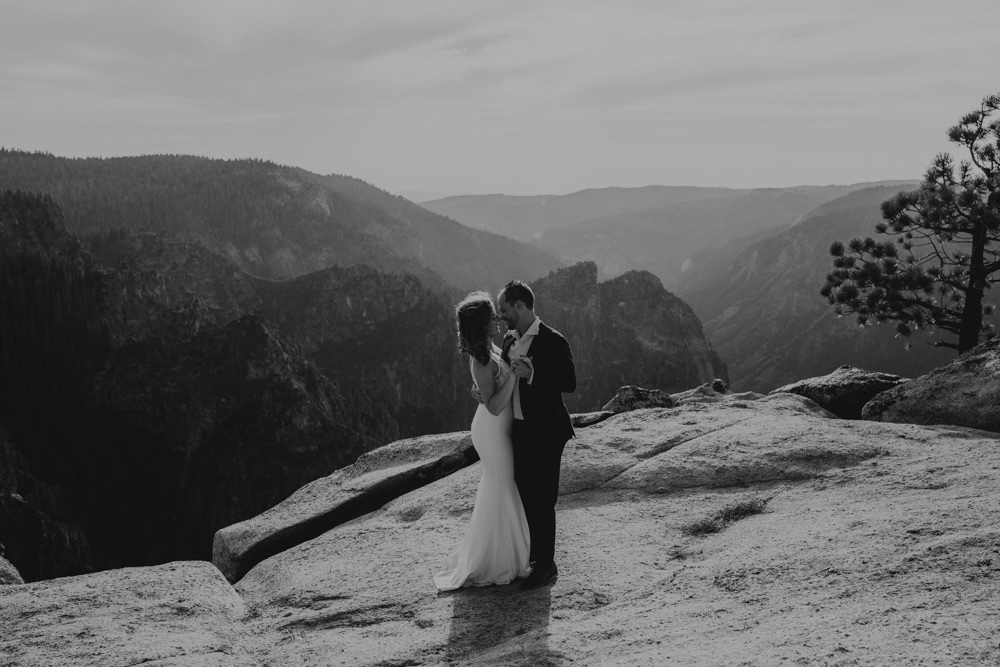 Yosemite Taft Point elopement / Yosemite adventure elopement / taft point elopement / best places to elope in California / Yosemite micro wedding / Yosemite intimate wedding / taft point micro wedding / taft point wedding / adventure elopement Inspo  / Yosemite wedding Inspo / adventurous California elopement / tips for eloping at taft point / Rachel Christopherson Photography 