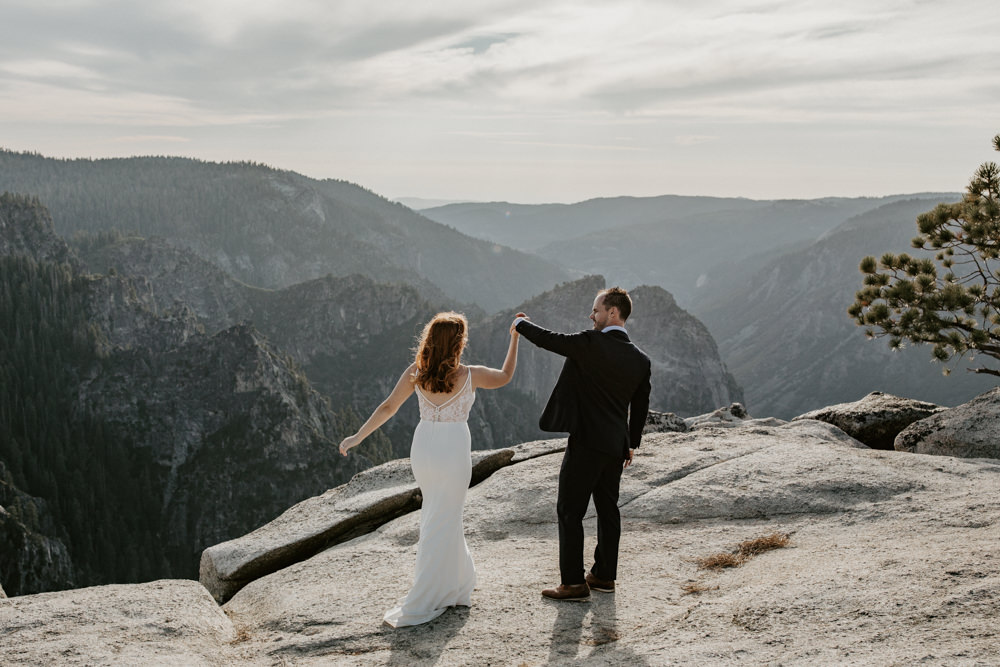 Yosemite Taft Point elopement / Yosemite adventure elopement / taft point elopement / best places to elope in California / Yosemite micro wedding / Yosemite intimate wedding / taft point micro wedding / taft point wedding / adventure elopement Inspo  / Yosemite wedding Inspo / adventurous California elopement / tips for eloping at taft point / Rachel Christopherson Photography 