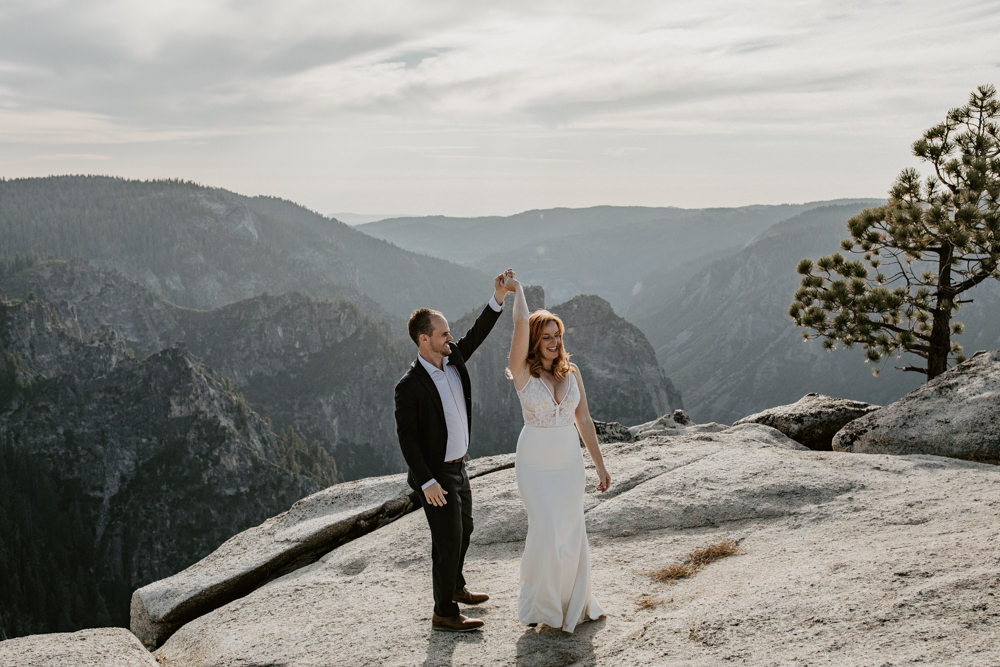Yosemite Taft Point elopement / Yosemite adventure elopement / taft point elopement / best places to elope in California / Yosemite micro wedding / Yosemite intimate wedding / taft point micro wedding / taft point wedding / adventure elopement Inspo  / Yosemite wedding Inspo / adventurous California elopement / tips for eloping at taft point / Rachel Christopherson Photography 