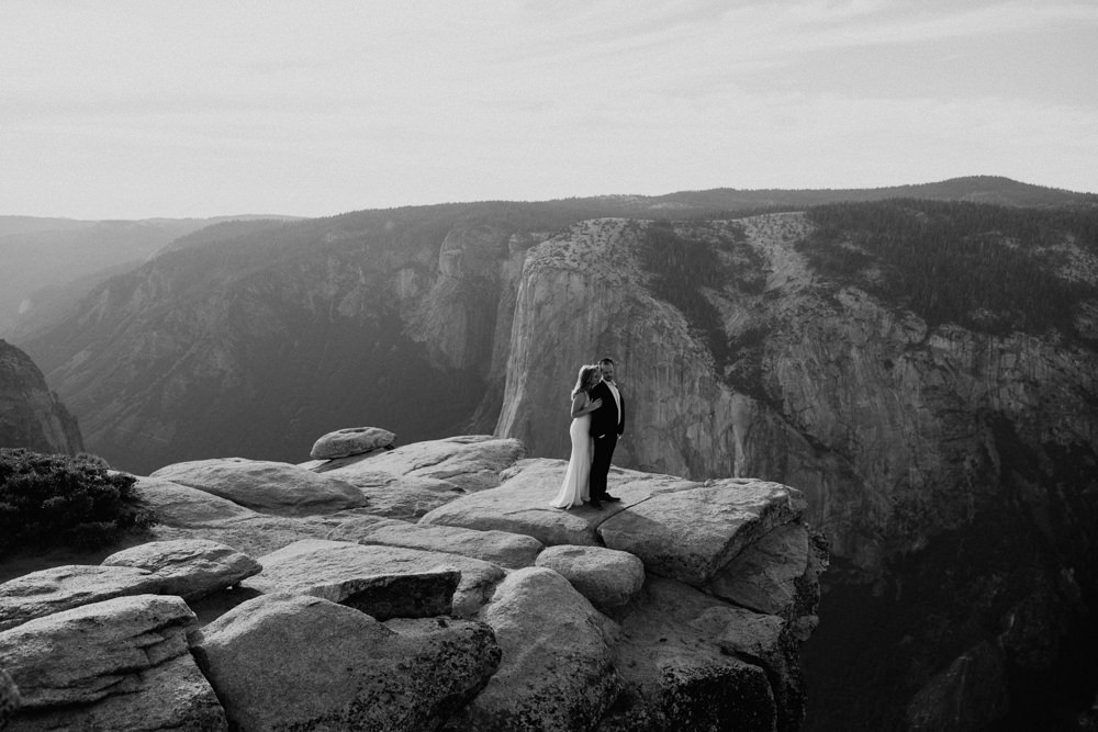 Yosemite Taft Point elopement / Yosemite adventure elopement / taft point elopement / best places to elope in California / Yosemite micro wedding / Yosemite intimate wedding / taft point micro wedding / taft point wedding / adventure elopement Inspo  / Yosemite wedding Inspo / adventurous California elopement / tips for eloping at taft point / Rachel Christopherson Photography 