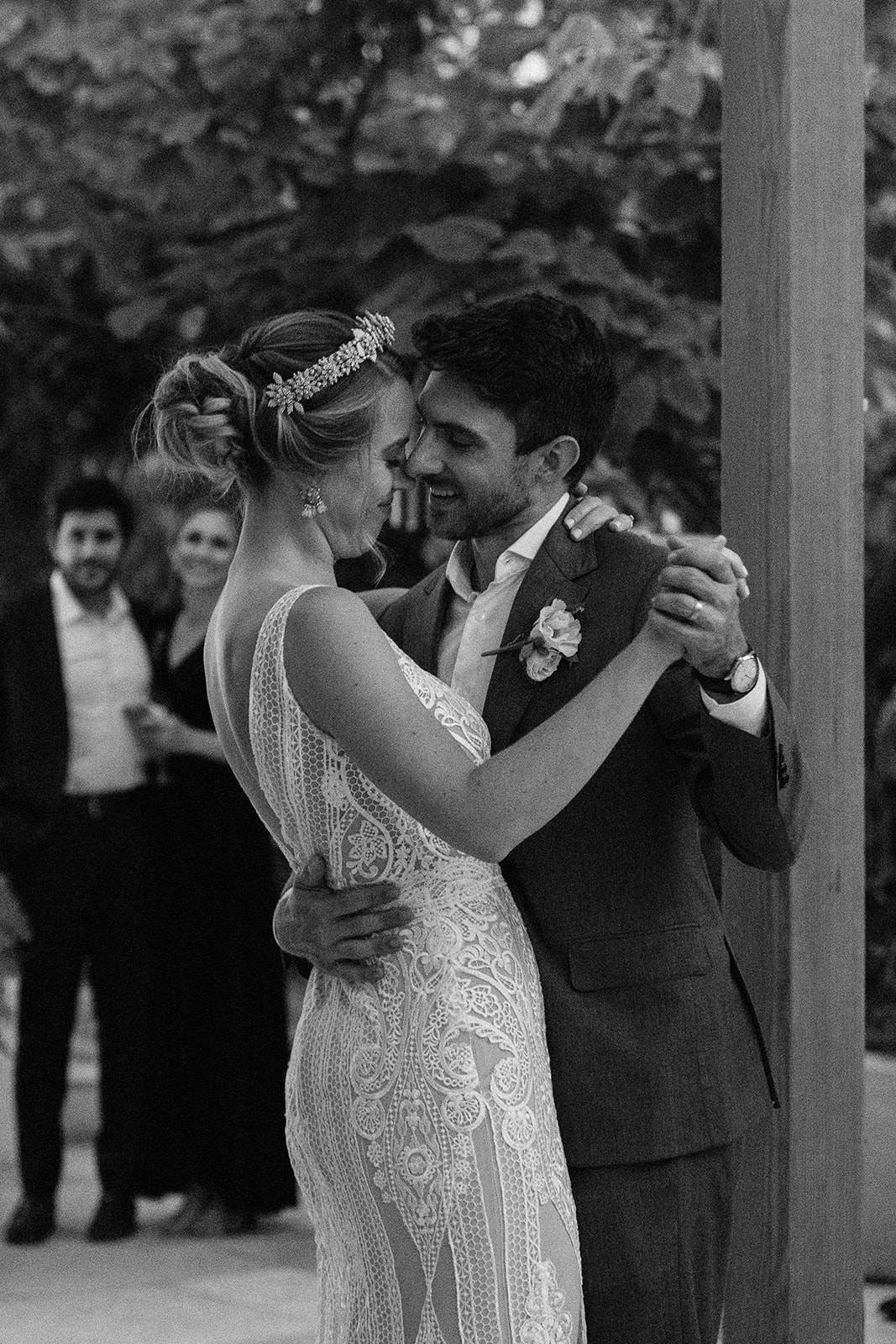 Wedding first dance / Micro wedding / backyard wedding inspo / backyard wedding / intimate wedding / backyard micro wedding backyard elopement /sacramento micro wedding photography / norcal elopement / backyard garden wedding / garden micro wedding / boho backyard wedding / california micro wedding / norcal micro wedding / sacramento micro wedding / california elopement / sacramento wedding photographer 