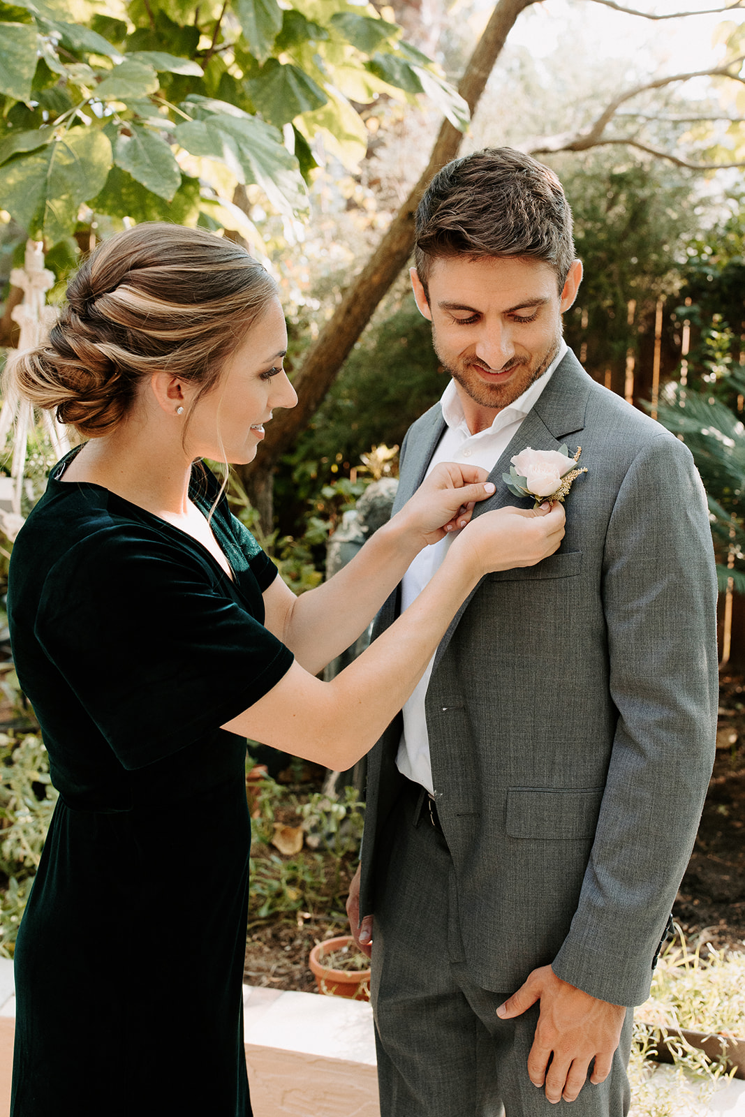 Groom portrait / groom putting on boutonniere Micro wedding / backyard wedding inspo / backyard wedding / intimate wedding / backyard micro wedding backyard elopement /sacramento micro wedding photography / norcal elopement / backyard garden wedding / garden micro wedding / boho backyard wedding / california micro wedding / norcal micro wedding / sacramento micro wedding / california elopement sacramento wedding photographer 