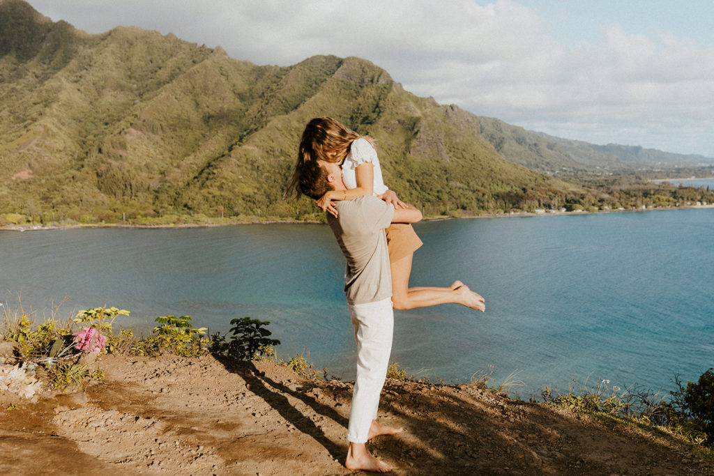 Oahu wedding photographer, Oahu engagement photos, best places to take photos in Oahu, best Oahu hikes, Hawaii wedding photographer, Hawaii engagement photos, best Hawaii hikes, Maui wedding photographer, Maui engagement photos, Kauai wedding photographer, Kauai engagement photos, what to wear for your engagement photos, engagement outfits, casual engagement photos outfits, neutral engagement photo outfits, tropical engagement photos, engagement photo ideas, what to wear for engagement pictures, crouching lion hike, crouching lion engagement photos, Rachel Christopherson Photography 