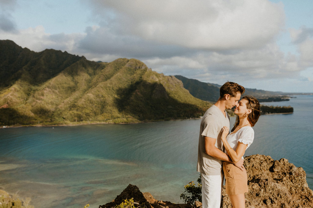 Oahu wedding photographer, Oahu engagement photos, best places to take photos in Oahu, best Oahu hikes, Hawaii wedding photographer, Hawaii engagement photos, best Hawaii hikes, Maui wedding photographer, Maui engagement photos, Kauai wedding photographer, Kauai engagement photos, what to wear for your engagement photos, engagement outfits, casual engagement photos outfits, neutral engagement photo outfits, tropical engagement photos, engagement photo ideas, what to wear for engagement pictures, crouching lion hike, crouching lion engagement photos, Rachel Christopherson Photography 