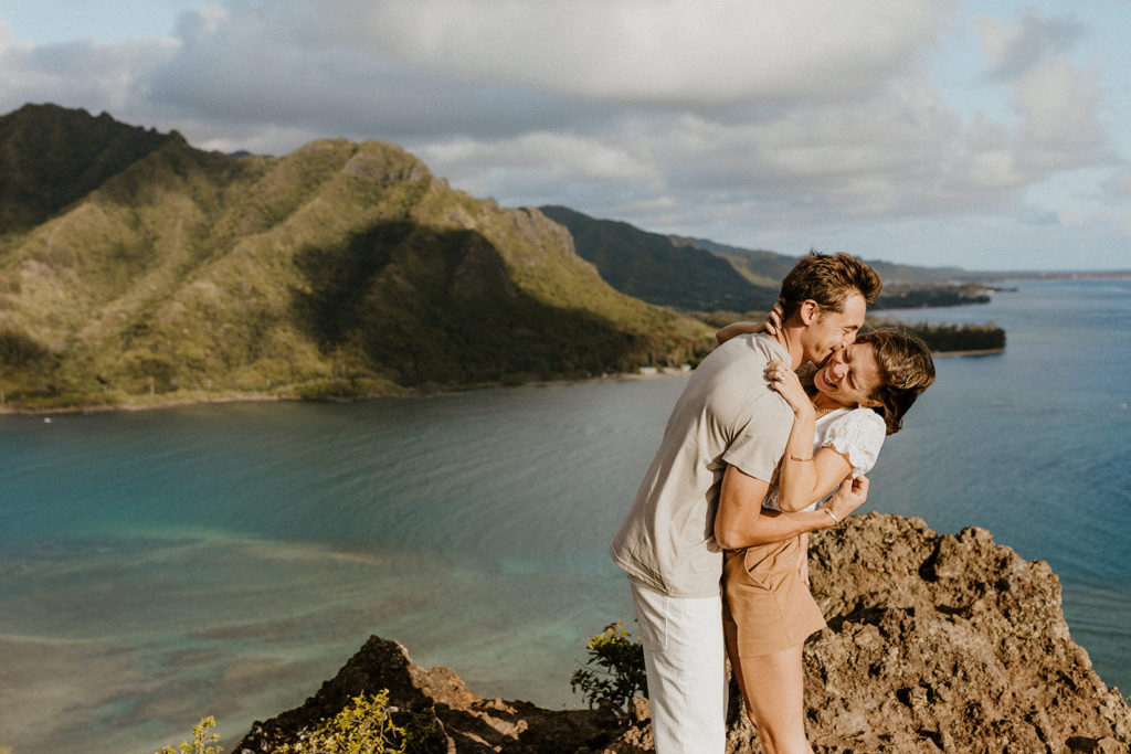 Oahu wedding photographer, Oahu engagement photos, best places to take photos in Oahu, best Oahu hikes, Hawaii wedding photographer, Hawaii engagement photos, best Hawaii hikes, Maui wedding photographer, Maui engagement photos, Kauai wedding photographer, Kauai engagement photos, what to wear for your engagement photos, engagement outfits, casual engagement photos outfits, neutral engagement photo outfits, tropical engagement photos, engagement photo ideas, what to wear for engagement pictures, crouching lion hike, crouching lion engagement photos, Rachel Christopherson Photography 