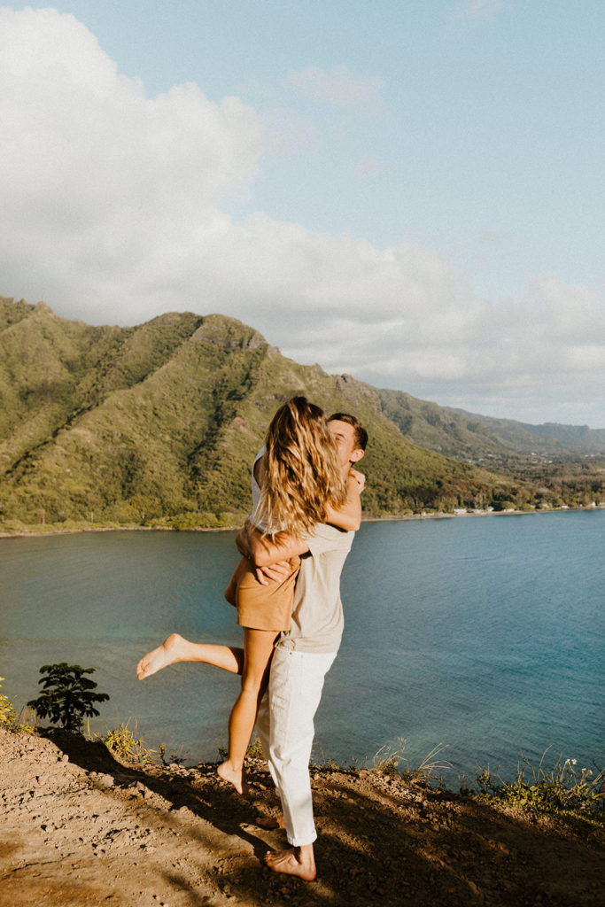 Oahu wedding photographer, Oahu engagement photos, best places to take photos in Oahu, best Oahu hikes, Hawaii wedding photographer, Hawaii engagement photos, best Hawaii hikes, Maui wedding photographer, Maui engagement photos, Kauai wedding photographer, Kauai engagement photos, what to wear for your engagement photos, engagement outfits, casual engagement photos outfits, neutral engagement photo outfits, tropical engagement photos, engagement photo ideas, what to wear for engagement pictures, crouching lion hike, crouching lion engagement photos, Rachel Christopherson Photography 