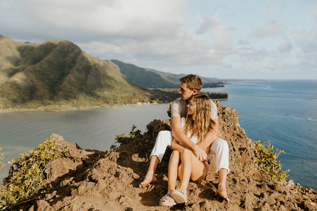 Oahu wedding photographer, Oahu engagement photos, best places to take photos in Oahu, best Oahu hikes, Hawaii wedding photographer, Hawaii engagement photos, best Hawaii hikes, Maui wedding photographer, Maui engagement photos, Kauai wedding photographer, Kauai engagement photos, what to wear for your engagement photos, engagement outfits, casual engagement photos outfits, neutral engagement photo outfits, tropical engagement photos, engagement photo ideas, what to wear for engagement pictures, crouching lion hike, crouching lion engagement photos, Rachel Christopherson Photography 