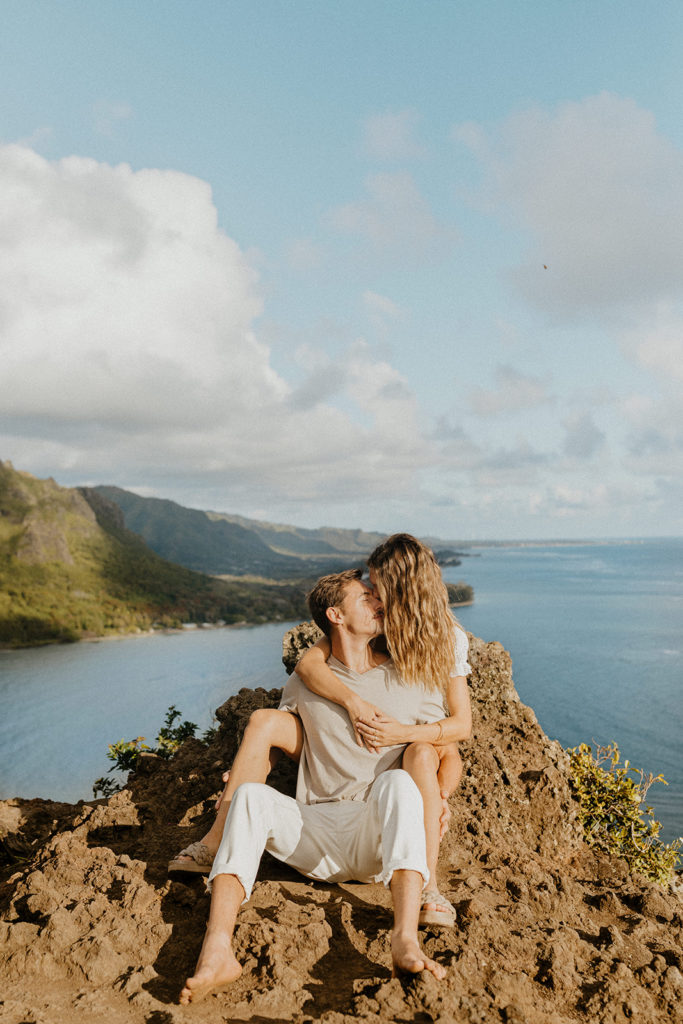 Oahu wedding photographer, Oahu engagement photos, best places to take photos in Oahu, best Oahu hikes, Hawaii wedding photographer, Hawaii engagement photos, best Hawaii hikes, Maui wedding photographer, Maui engagement photos, Kauai wedding photographer, Kauai engagement photos, what to wear for your engagement photos, engagement outfits, casual engagement photos outfits, neutral engagement photo outfits, tropical engagement photos, engagement photo ideas, what to wear for engagement pictures, crouching lion hike, crouching lion engagement photos, Rachel Christopherson Photography 