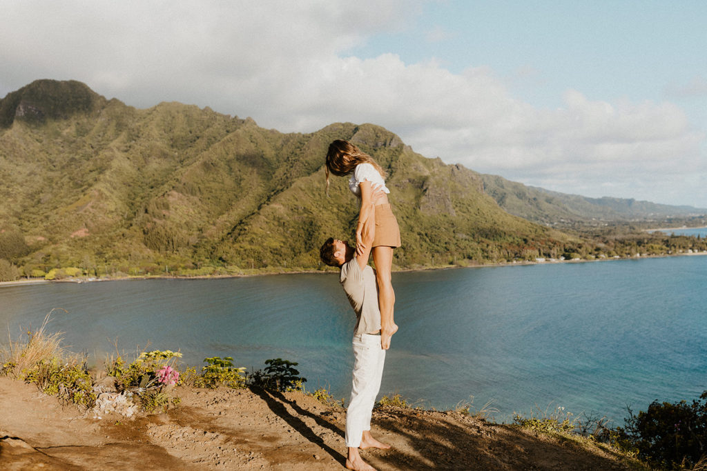 Oahu wedding photographer, Oahu engagement photos, best places to take photos in Oahu, best Oahu hikes, Hawaii wedding photographer, Hawaii engagement photos, best Hawaii hikes, Maui wedding photographer, Maui engagement photos, Kauai wedding photographer, Kauai engagement photos, what to wear for your engagement photos, engagement outfits, casual engagement photos outfits, neutral engagement photo outfits, tropical engagement photos, engagement photo ideas, what to wear for engagement pictures, crouching lion hike, crouching lion engagement photos, Rachel Christopherson Photography