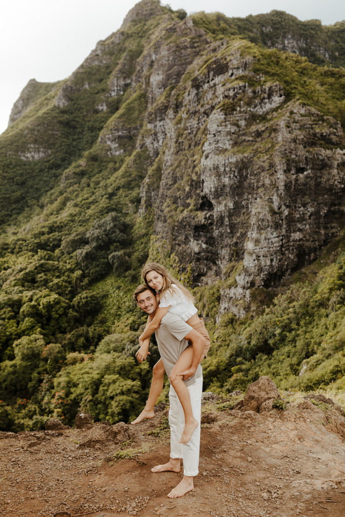 Oahu wedding photographer, Oahu engagement photos, best places to take photos in Oahu, best Oahu hikes, Hawaii wedding photographer, Hawaii engagement photos, best Hawaii hikes, Maui wedding photographer, Maui engagement photos, Kauai wedding photographer, Kauai engagement photos, what to wear for your engagement photos, engagement outfits, casual engagement photos outfits, neutral engagement photo outfits, tropical engagement photos, engagement photo ideas, what to wear for engagement pictures, crouching lion hike, crouching lion engagement photos, Rachel Christopherson Photography 