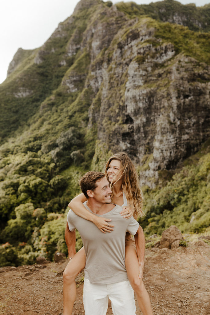 Oahu wedding photographer, Oahu engagement photos, best places to take photos in Oahu, best Oahu hikes, Hawaii wedding photographer, Hawaii engagement photos, best Hawaii hikes, Maui wedding photographer, Maui engagement photos, Kauai wedding photographer, Kauai engagement photos, what to wear for your engagement photos, engagement outfits, casual engagement photos outfits, neutral engagement photo outfits, tropical engagement photos, engagement photo ideas, what to wear for engagement pictures, crouching lion hike, crouching lion engagement photos, Rachel Christopherson Photography
