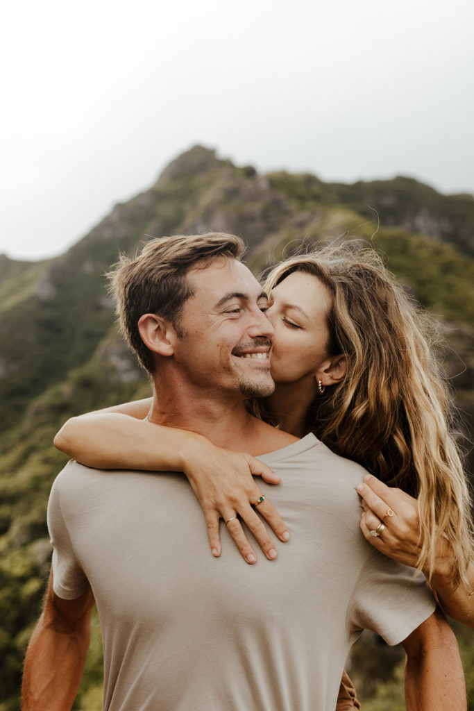 Oahu wedding photographer, Oahu engagement photos, best places to take photos in Oahu, best Oahu hikes, Hawaii wedding photographer, Hawaii engagement photos, best Hawaii hikes, Maui wedding photographer, Maui engagement photos, Kauai wedding photographer, Kauai engagement photos, what to wear for your engagement photos, engagement outfits, casual engagement photos outfits, neutral engagement photo outfits, tropical engagement photos, engagement photo ideas, what to wear for engagement pictures, crouching lion hike, crouching lion engagement photos, Rachel Christopherson Photography 
