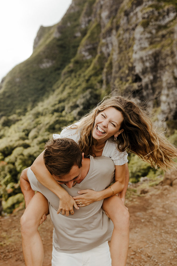 Oahu wedding photographer, Oahu engagement photos, best places to take photos in Oahu, best Oahu hikes, Hawaii wedding photographer, Hawaii engagement photos, best Hawaii hikes, Maui wedding photographer, Maui engagement photos, Kauai wedding photographer, Kauai engagement photos, what to wear for your engagement photos, engagement outfits, casual engagement photos outfits, neutral engagement photo outfits, tropical engagement photos, engagement photo ideas, what to wear for engagement pictures, crouching lion hike, crouching lion engagement photos, Rachel Christopherson Photography 