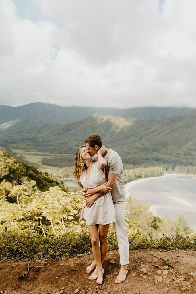 Oahu wedding photographer, Oahu engagement photos, best places to take photos in Oahu, best Oahu hikes, Hawaii wedding photographer, Hawaii engagement photos, best Hawaii hikes, Maui wedding photographer, Maui engagement photos, Kauai wedding photographer, Kauai engagement photos, what to wear for your engagement photos, engagement outfits, casual engagement photos outfits, neutral engagement photo outfits, tropical engagement photos, engagement photo ideas, what to wear for engagement pictures, crouching lion hike, crouching lion engagement photos, Rachel Christopherson Photography 