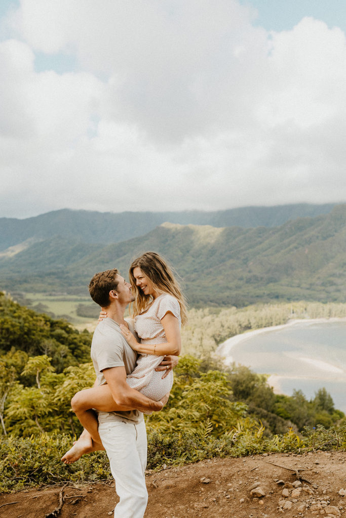 Oahu wedding photographer, Oahu engagement photos, best places to take photos in Oahu, best Oahu hikes, Hawaii wedding photographer, Hawaii engagement photos, best Hawaii hikes, Maui wedding photographer, Maui engagement photos, Kauai wedding photographer, Kauai engagement photos, what to wear for your engagement photos, engagement outfits, casual engagement photos outfits, neutral engagement photo outfits, tropical engagement photos, engagement photo ideas, what to wear for engagement pictures, crouching lion hike, crouching lion engagement photos, Rachel Christopherson Photography 