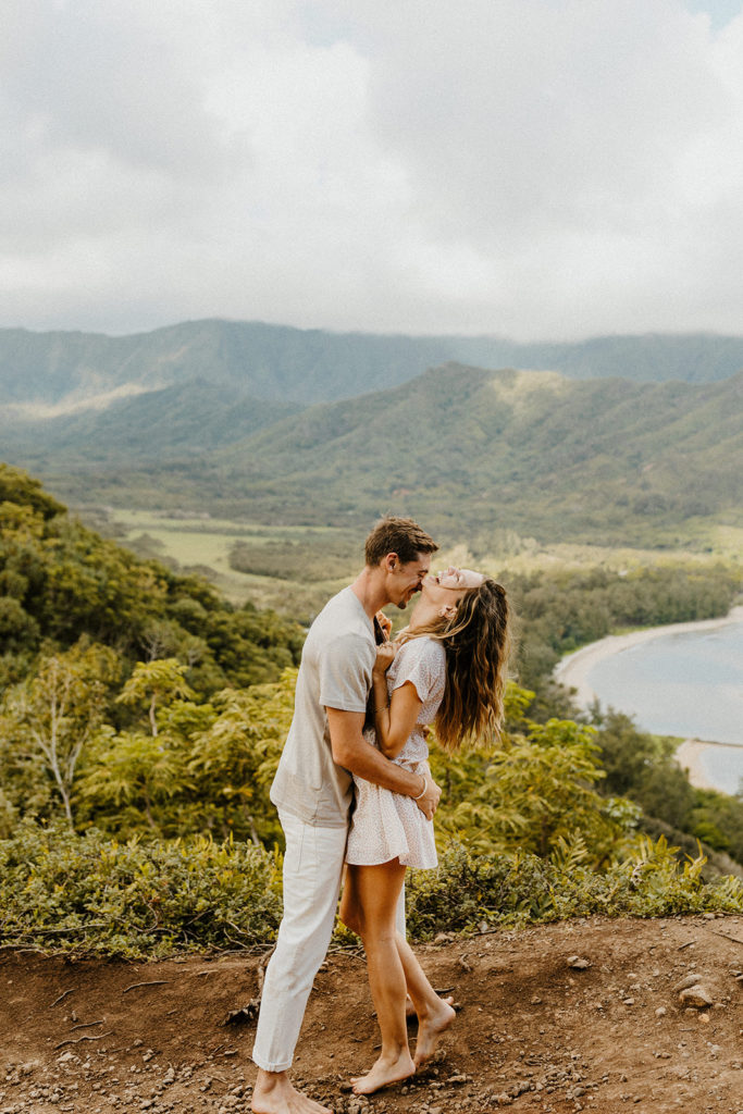 Oahu wedding photographer, Oahu engagement photos, best places to take photos in Oahu, best Oahu hikes, Hawaii wedding photographer, Hawaii engagement photos, best Hawaii hikes, Maui wedding photographer, Maui engagement photos, Kauai wedding photographer, Kauai engagement photos, what to wear for your engagement photos, engagement outfits, casual engagement photos outfits, neutral engagement photo outfits, tropical engagement photos, engagement photo ideas, what to wear for engagement pictures, crouching lion hike, crouching lion engagement photos, Rachel Christopherson Photography 