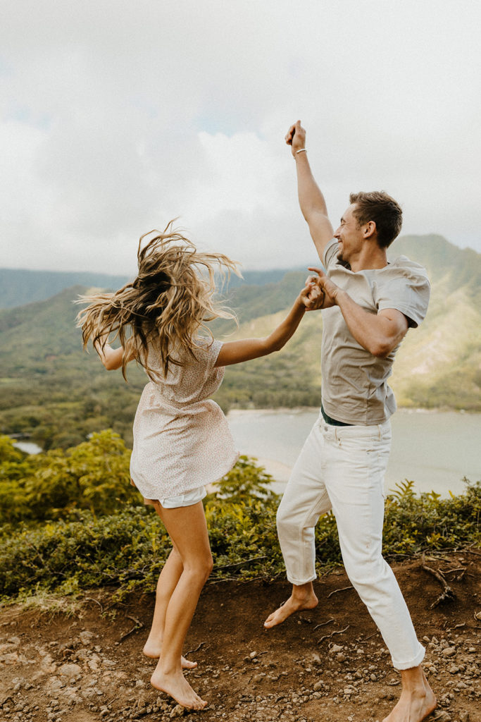 Oahu wedding photographer, Oahu engagement photos, best places to take photos in Oahu, best Oahu hikes, Hawaii wedding photographer, Hawaii engagement photos, best Hawaii hikes, Maui wedding photographer, Maui engagement photos, Kauai wedding photographer, Kauai engagement photos, what to wear for your engagement photos, engagement outfits, casual engagement photos outfits, neutral engagement photo outfits, tropical engagement photos, engagement photo ideas, what to wear for engagement pictures, crouching lion hike, crouching lion engagement photos, Rachel Christopherson Photography 