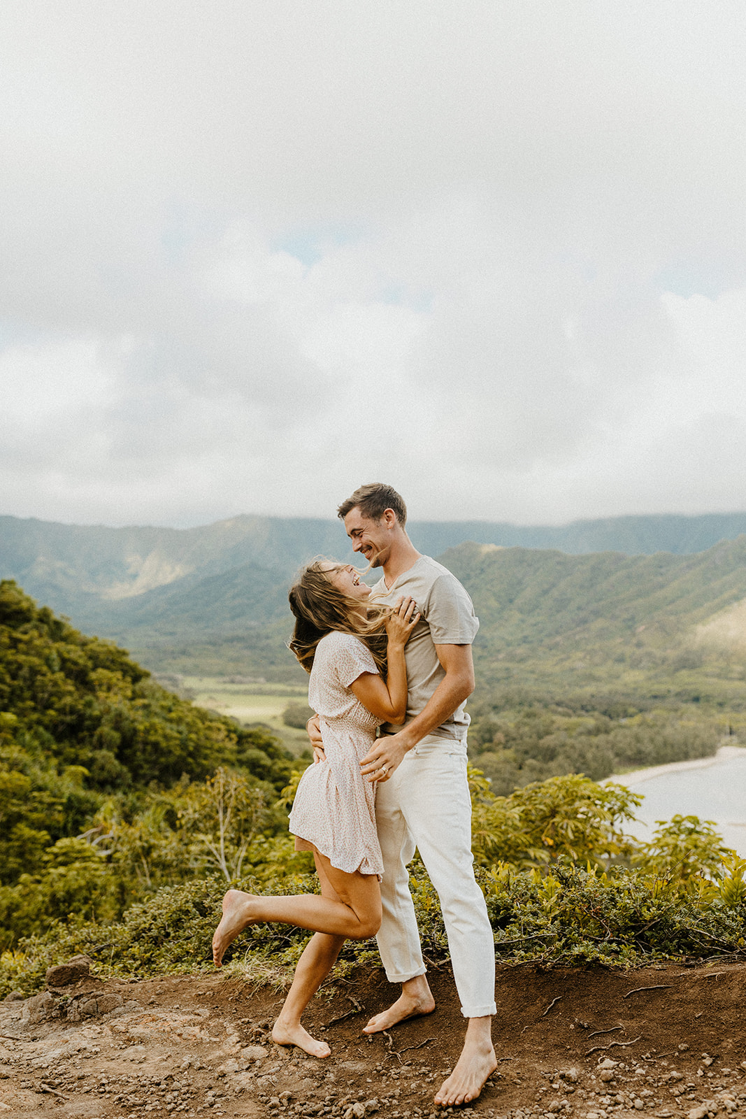 Oahu wedding photographer, Oahu engagement photos, best places to take photos in Oahu, best Oahu hikes, Hawaii wedding photographer, Hawaii engagement photos, best Hawaii hikes, Maui wedding photographer, Maui engagement photos, Kauai wedding photographer, Kauai engagement photos, what to wear for your engagement photos, engagement outfits, casual engagement photos outfits, neutral engagement photo outfits, tropical engagement photos, engagement photo ideas, what to wear for engagement pictures, crouching lion hike, crouching lion engagement photos, Rachel Christopherson Photography