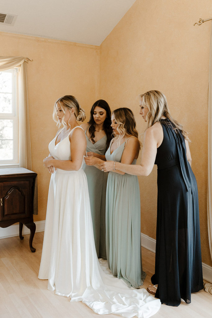 Sacramento wedding, sacramento wedding photographer, river highlands ranch, river highlands ranch wedding, barn wedding sacramento, rustic wedding venue sacramento, best places to get married in sacramento, vineyard wedding sacramento, sacramento winery wedding, northern california barn wedding venues, rachel christopherson photography, wedding dress getting ready, bridesmaid getting ready