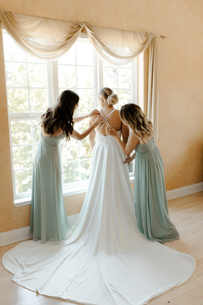 Sacramento wedding, sacramento wedding photographer, river highlands ranch, river highlands ranch wedding, barn wedding sacramento, rustic wedding venue sacramento, best places to get married in sacramento, vineyard wedding sacramento, sacramento winery wedding, northern california barn wedding venues, rachel christopherson photography, wedding dress getting ready, bridesmaid getting ready