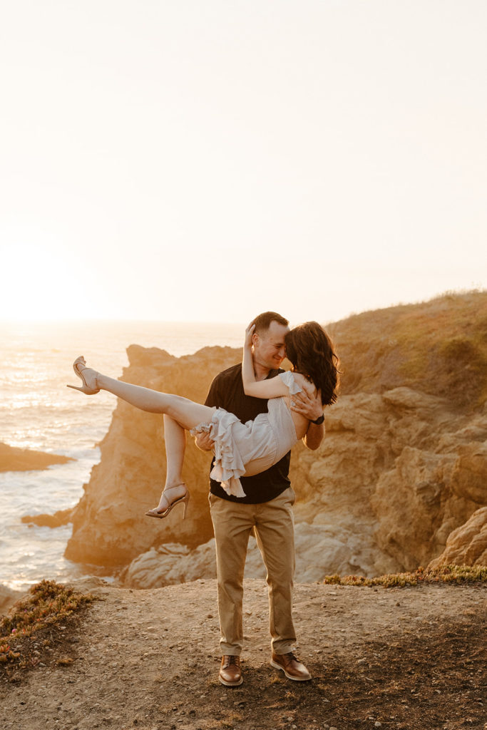 Fort Bragg-Mendocino-Northern CA-Nor Cal-engagement photos-coastal cliffs-ocean engagement photos-what to wear for engagement photos-golden hour-cliffside engagement photos