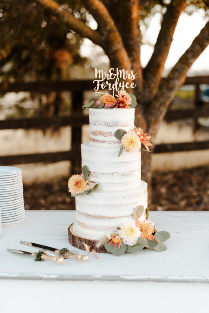 Rachel Christopherson Photography - rustic wedding venue, barn wedding, barn wedding reception, northern california, northern california wedding, northern california wedding photographer, sacramento wedding venues, sacramento wedding, sacramento wedding photographer, sacramento wedding photos, sacramento wedding photography, golden hour wedding photos, modern barn wedding, classy barn wedding, elegant barn wedding, wedding details, wedding ceremony details, wedding reception details, wedding cake, wedding cake inspo