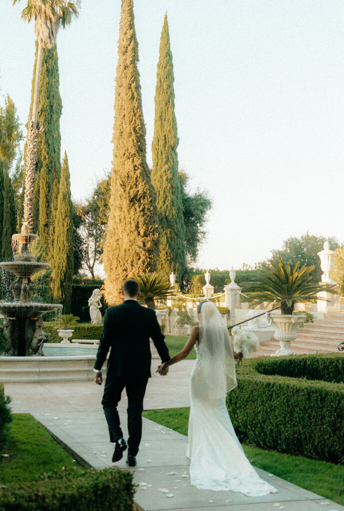 A beautiful outdoor Grand Island Mansion wedding ceremony in Sacramento