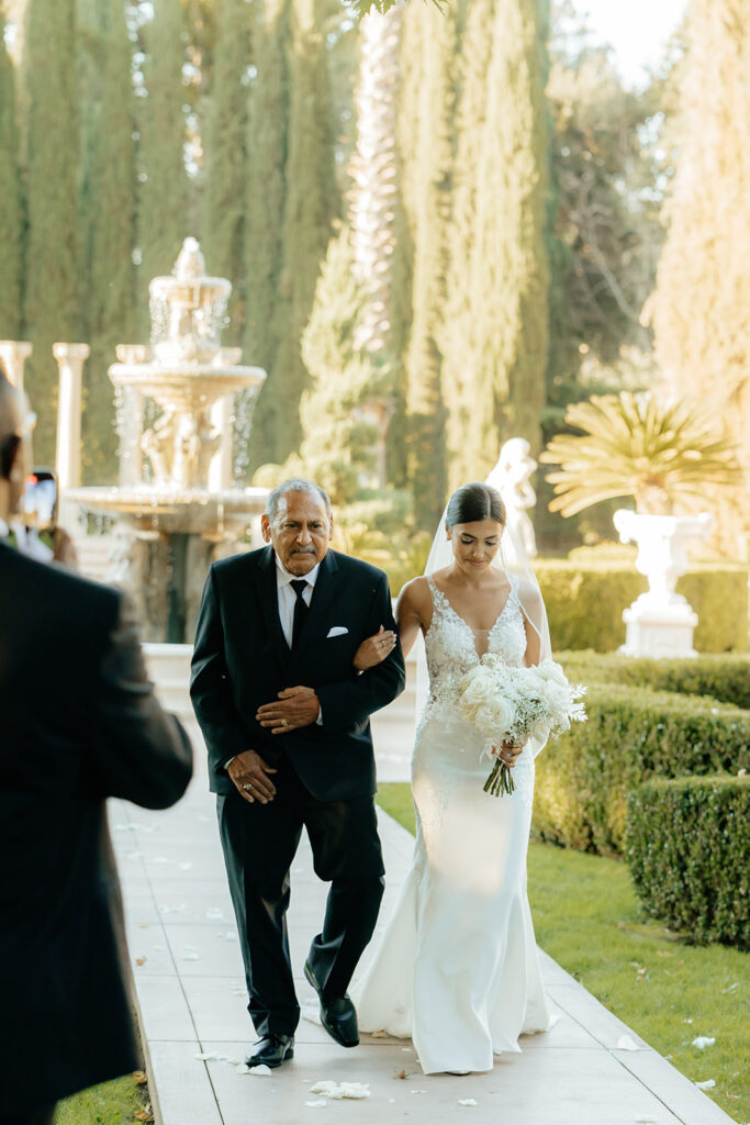 A beautiful outdoor Grand Island Mansion wedding ceremony in Sacramento