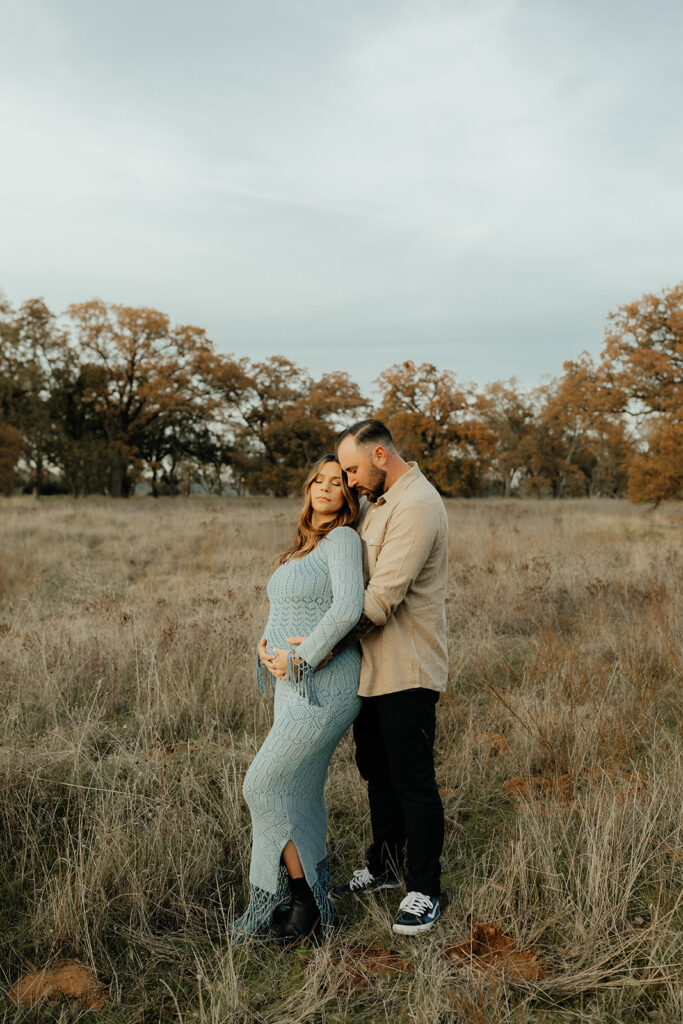 Couples romantic Sacramento maternity photos in an open field