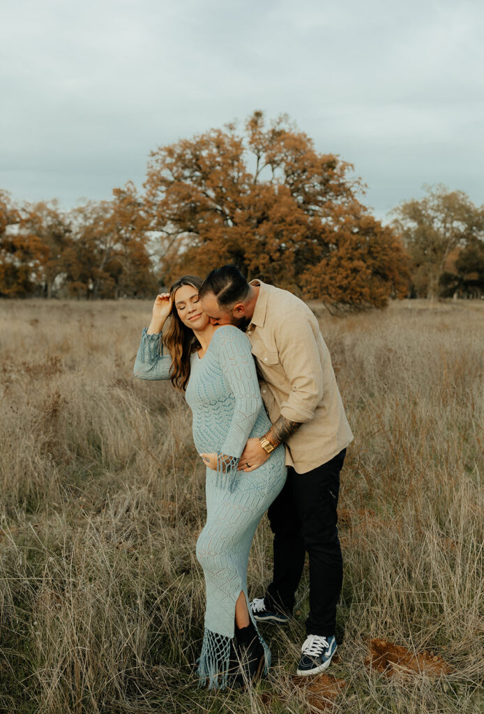 Couples romantic Sacramento maternity photos in an open field