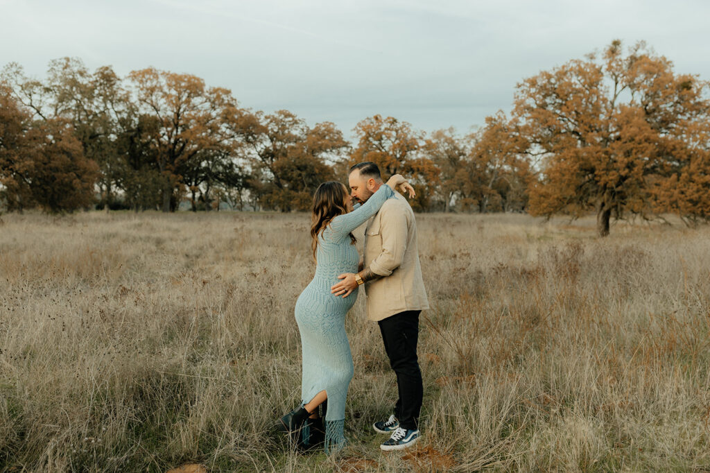 Couples romantic Sacramento maternity photos in an open field