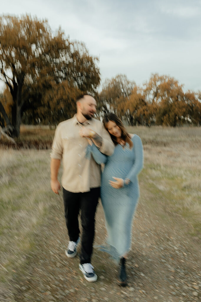 Couples romantic Sacramento maternity photos in an open field
