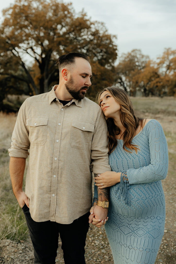 Couples romantic Sacramento maternity photos in an open field