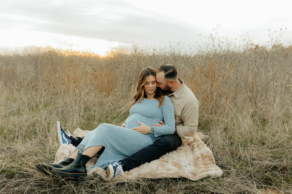 Couples romantic Sacramento maternity photos in an open field
